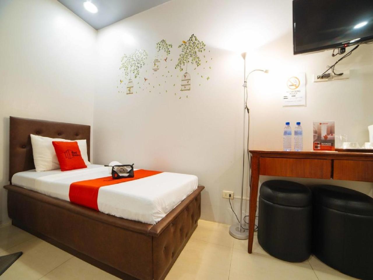 Reddoorz Plus @ Tayuman Manila Bagian luar foto